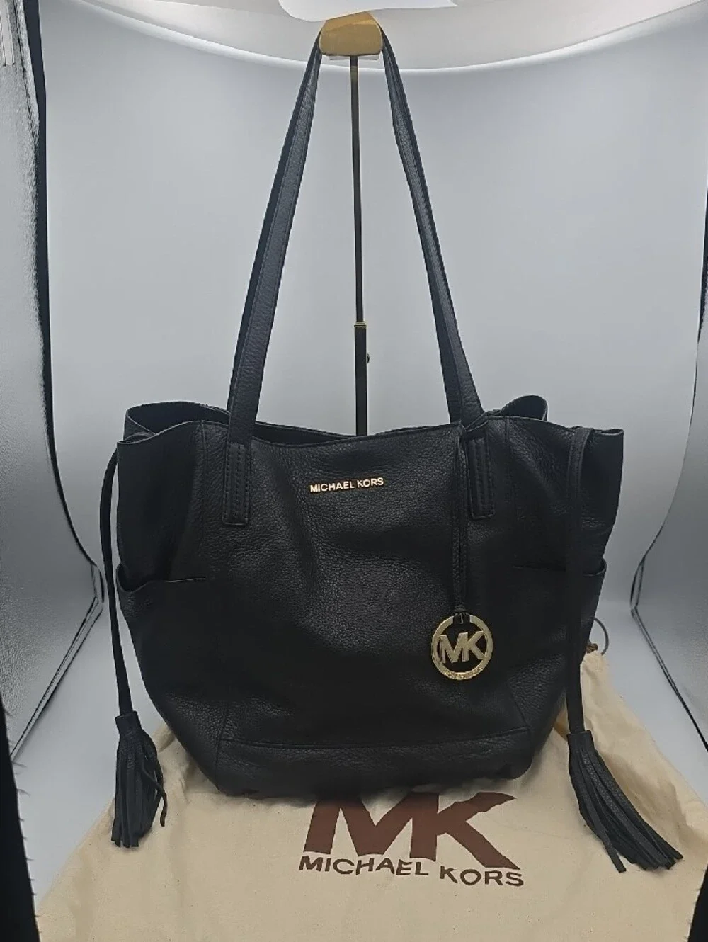 Michael Kors Black Pebbled Leather Tassle Large Tote W/ Gold MK Charm (EUC)✨️🖤✨